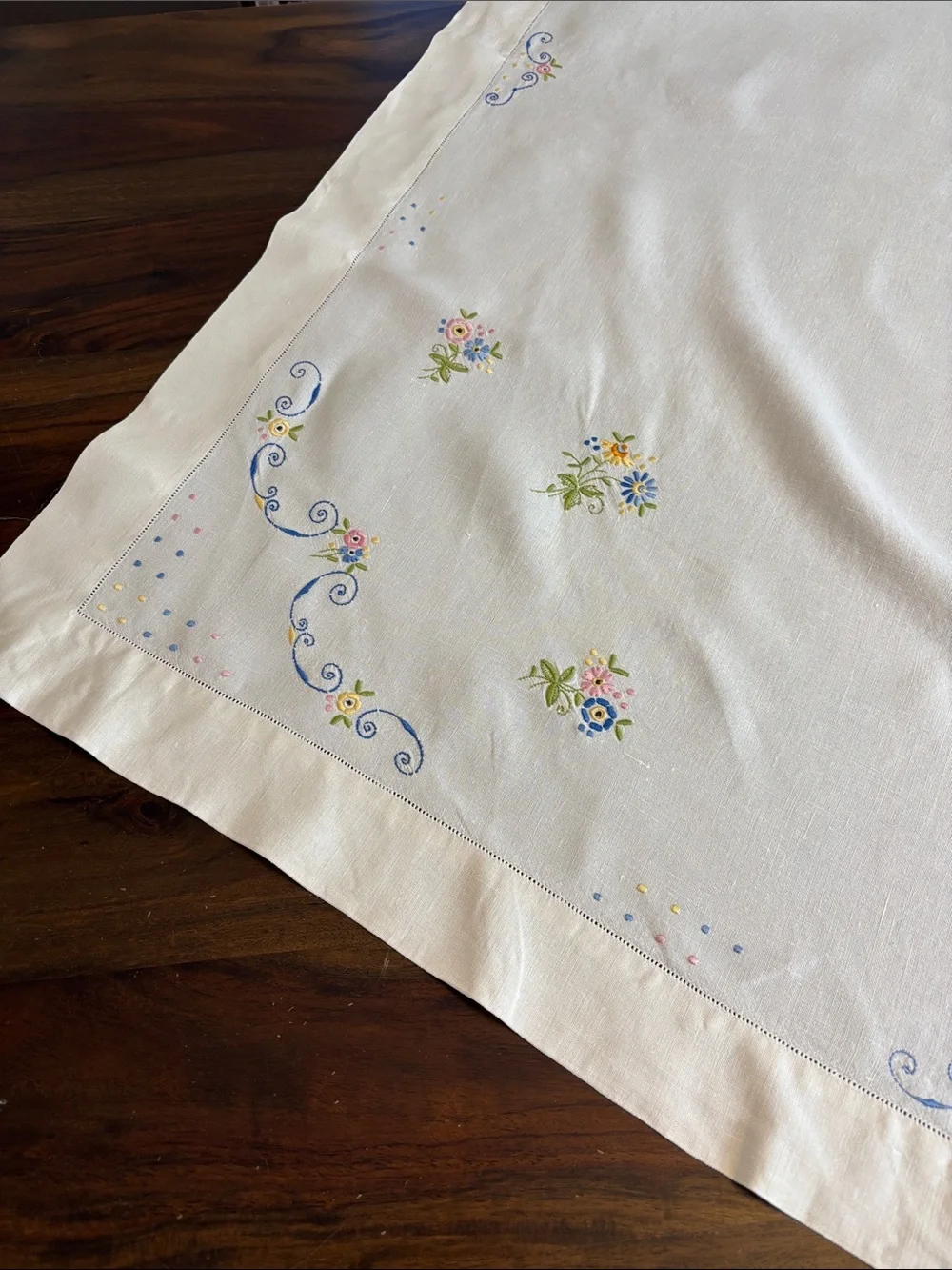 Embroidered Vintage Floral Tablecloth - Classic Home Dining with Sweetness!